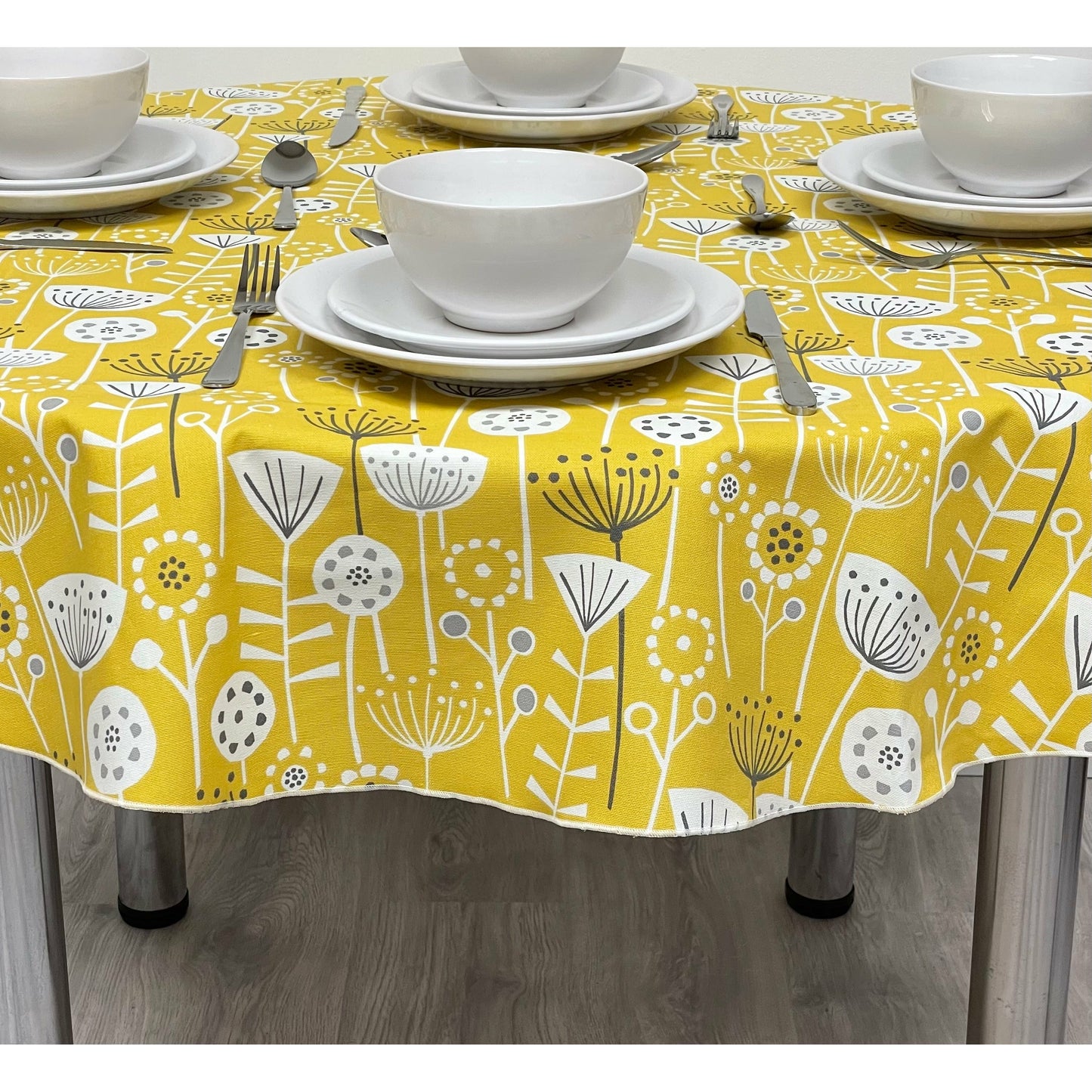 Runde Tischdecke aus Baumwolle – Ockerfarbener skandinavischer Bergen-Blumendruck